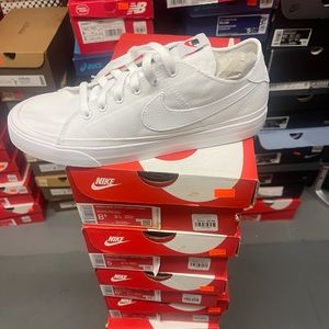 Nike court legacy cnvs size 5  8.5 women white